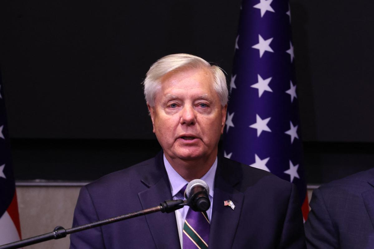 Thượng nghị sĩ Lindsey Graham (Cộng Hòa-South Carolina) nói chuyện trong cuộc họp báo do các thành viên của nhóm Thượng nghị sĩ lưỡng đảng tổ chức ở Tel Aviv, Israel, hôm 22/10/2023. (Ảnh: Gil Cohen-Magen/AFP qua Getty Images)