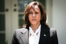 Phó Tổng thống Kamala Harris tham dự một sự kiện trong Vườn Hồng tại Tòa Bạch Ốc ở Hoa Thịnh Đốn hôm 25/05/2023. (Ảnh: Madalina Vasiliu/The Epoch Times)