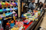 Một nhân viên thu ngân đang tính tiền tại siêu thị trước kỳ nghỉ Lễ Tạ Ơn ở Chicago, Illinois, hôm 22/11/2022. (Ảnh: Reuters/Jim Vondruska)