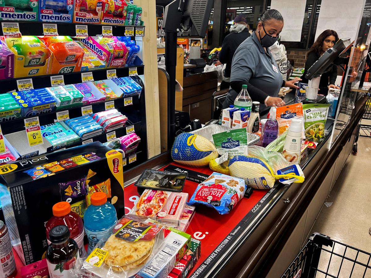 Một nhân viên thu ngân đang tính tiền tại siêu thị trước kỳ nghỉ Lễ Tạ Ơn ở Chicago, Illinois, hôm 22/11/2022. (Ảnh: Reuters/Jim Vondruska)