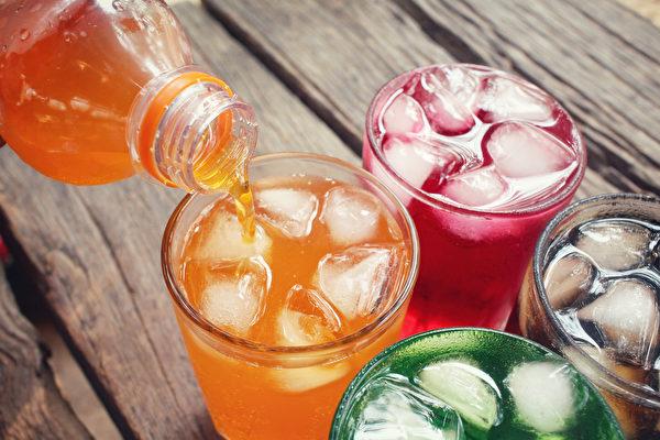 Thức uống có đường gây ra nhiều rủi ro sức khỏe. (Ảnh: successo images/Shutterstock)