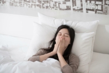 Bạn cảm thấy mệt mỏi vào buổi sáng? Có thể chất lượng giấc ngủ của bạn đang kém hơn mức tối ưu. (Ảnh: Annie Gong/The Epoch Times)