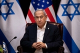 Thủ tướng Israel Benjamin Netanyahu ngồi chờ đến giờ bắt đầu cuộc họp nội các về chiến tranh của Israel, tại Tel Aviv, Israel, hôm 18/10/2023. (Ảnh: Brendan Smialowski/AFP qua Getty Images)
