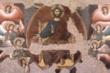 Ở chính giữa chi tiết cận cảnh này trong bức bích họa “The Last Judgment” (Sự phán xét cuối cùng) của họa sĩ Pietro Cavallini, chúng ta có thể thấy hình ảnh mô tả “Thiên Chúa thực hiện phán xét” (Christ in Judgment) theo lối hội họa truyền thống. Đây là một biến thể của chủ đề “Thiên Chúa đầy uy nghi” (Christ in Majesty) có từ thế kỷ thứ tư. (Ảnh: Tài liệu công cộng)