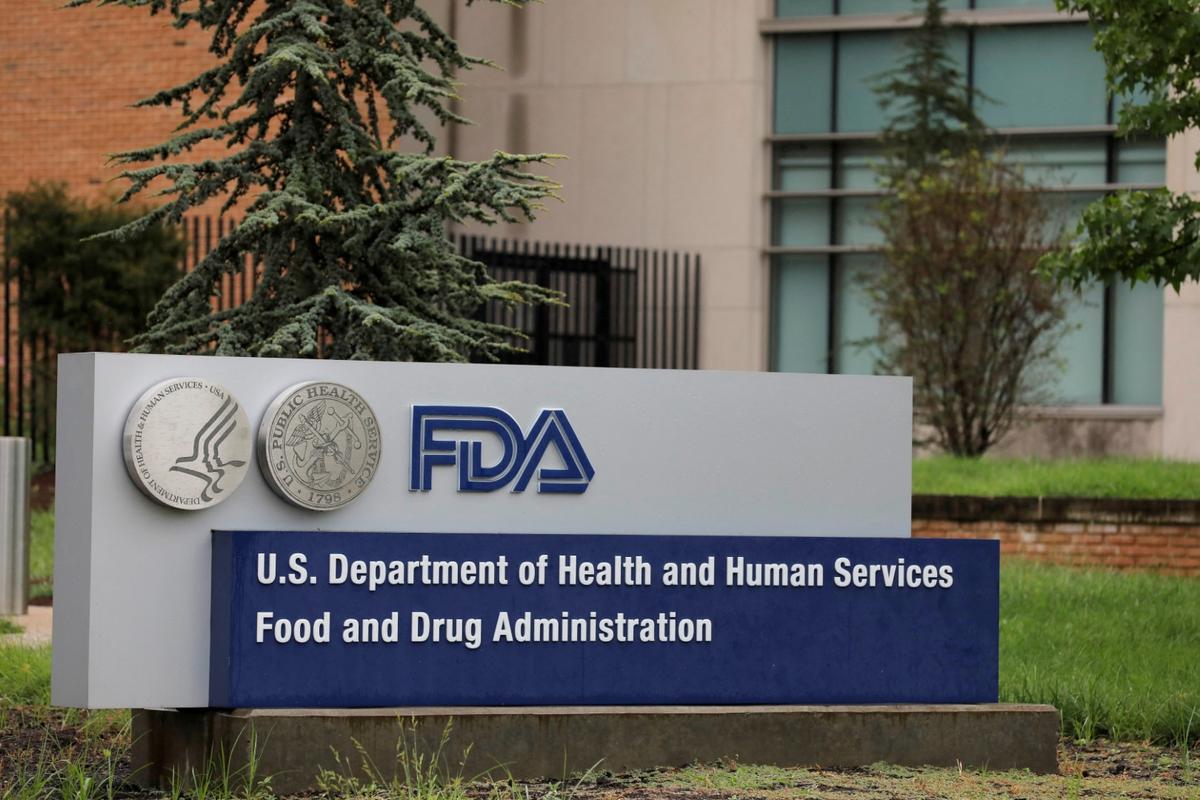 Biển báo bên ngoài trụ sở Cơ quan Quản lý Thực phẩm và Dược phẩm (FDA) ở White Oak, Maryland, Hoa Kỳ, ngày 29/08/2020. (Ảnh: REUTERS/Andrew Kelly)