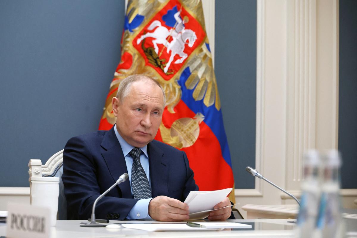 Tổng thống Nga Vladimir Putin tham dự hội nghị thượng đỉnh G20 trực tuyến thông qua liên kết video ở Moscow, hôm 22/11/2023. (Ảnh: Sputnik/Mikhail Klimentyev/Kremlin qua Reuters)