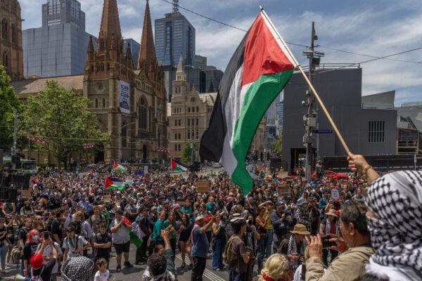 Người biểu tình tập trung tại Flinders Street Station hôm 23/11/2023 ở Melbourne, Úc, do Sinh viên Ủng hộ Palestine (School Students For Palestine) tổ chức. (Ảnh: Asanka Ratnayake/Getty Images)