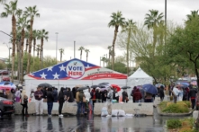 Người dân xếp hàng dưới mưa để bỏ phiếu tại một căn lều ở bãi đậu xe của trung tâm mua sắm ở Las Vegas, Nevada, vào ngày 08/11/2022. (Ảnh: Ethan Miller/Getty Images)