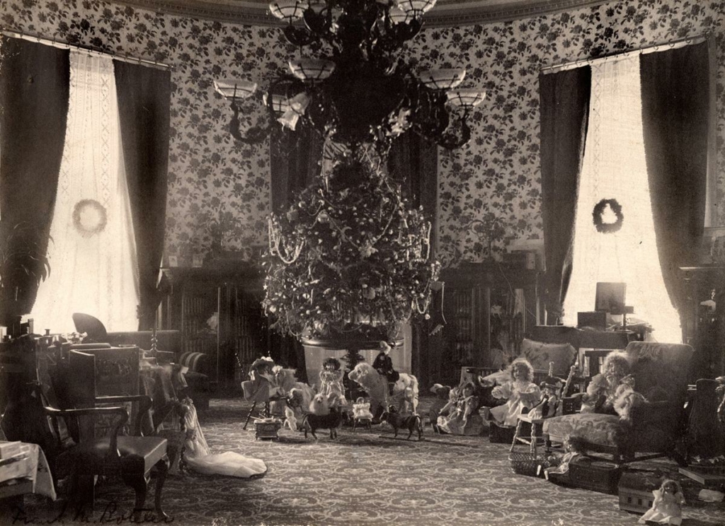 Một trong những hình ảnh sớm nhất được biết đến về cây thông Giáng Sinh của Tòa Bạch Ốc, gia đình Cleveland đã đặt cây thông Noel của họ ở tầng trên, tại Phòng Bầu dục Tầng hai, vào khoảng năm 1896. (Hiệp hội Lịch sử Tòa Bạch Ốc)