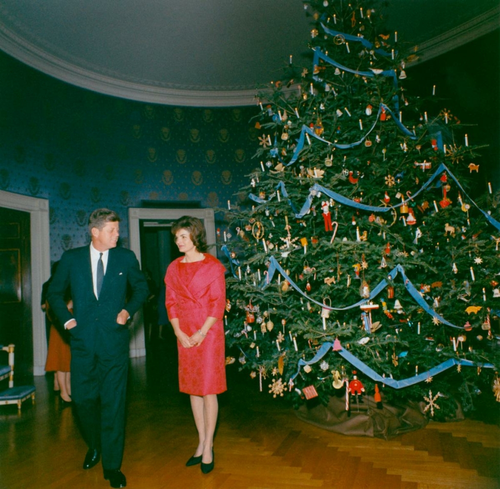 Đệ nhất phu nhân Jacqueline Kennedy và cây thông Noel theo chủ đề “Nutcracker Suite” của bà, 1961, có đồ chơi trang trí, chim, và thiên thần được mô phỏng theo vở ballet “Kẹp hạt dẻ” của nhà soạn nhạc Tchaikovsky. (Ảnh: Robert Knudsen/Thư viện và Bảo tàng Tổng thống John F. Kennedy)