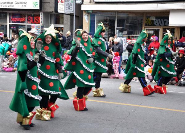 Người dân tham gia lễ hội ở thành phố Toronto chào đón Lễ Giáng Sinh bằng “Cuộc diễn hành của Ông Già Noel” thường niên. (Ảnh: Hui Wang/Dreamstime)