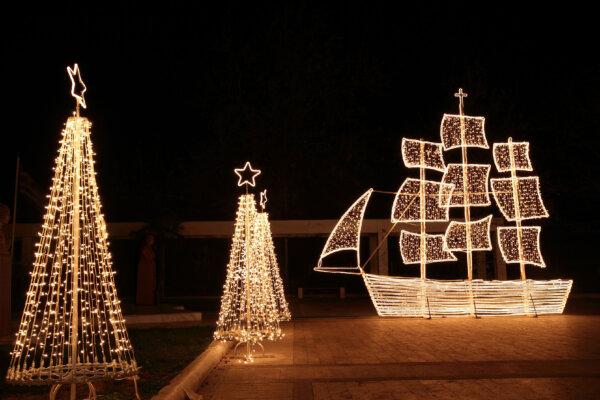 Ở Hy Lạp, những con tàu được trang trí bằng ánh đèn báo hiệu mùa lễ hội. (Ảnh: Đăng dưới sự cho phép của Kanvag/Dreamstime)
