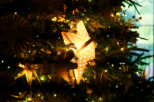 Tòa Bạch Ốc được trang hoàng để đón Lễ Giáng Sinh với chủ đề lễ hội là “Điều kỳ diệu, Sự tuyệt vời, và Niềm vui” tại Hoa Thịnh Đốn hôm 27/11/2023. (Ảnh: Madalina Vasiliu/The Epoch Times)