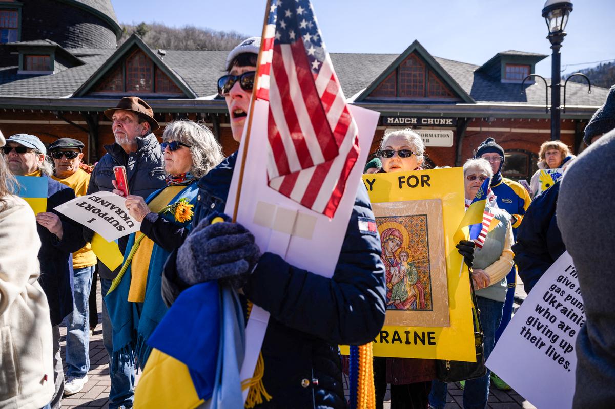 Các thành viên và những người ủng hộ cộng đồng Ukraine địa phương tham dự một cuộc biểu tình thể hiện đoàn kết với Ukraine, tại Jim Thorpe, Pennsylvania, vào ngày 03/03/2022. (Ảnh: ED JONES/AFP qua Getty Images)