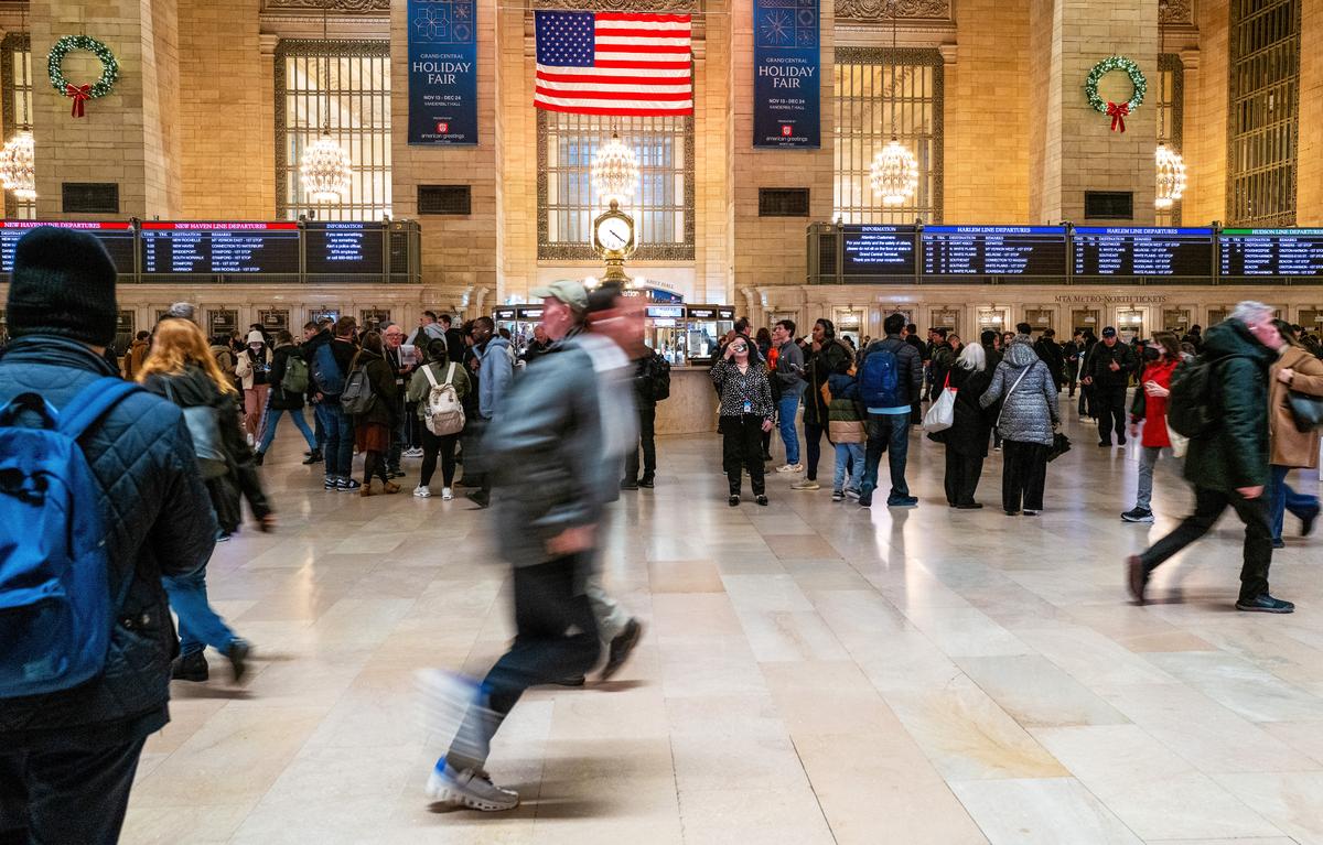 Đám đông lớn di chuyển qua Nhà ga Grand Central New York ở Thành phố New York hôm 21/11/2023. (Ảnh: Spencer Platt/Getty Images)