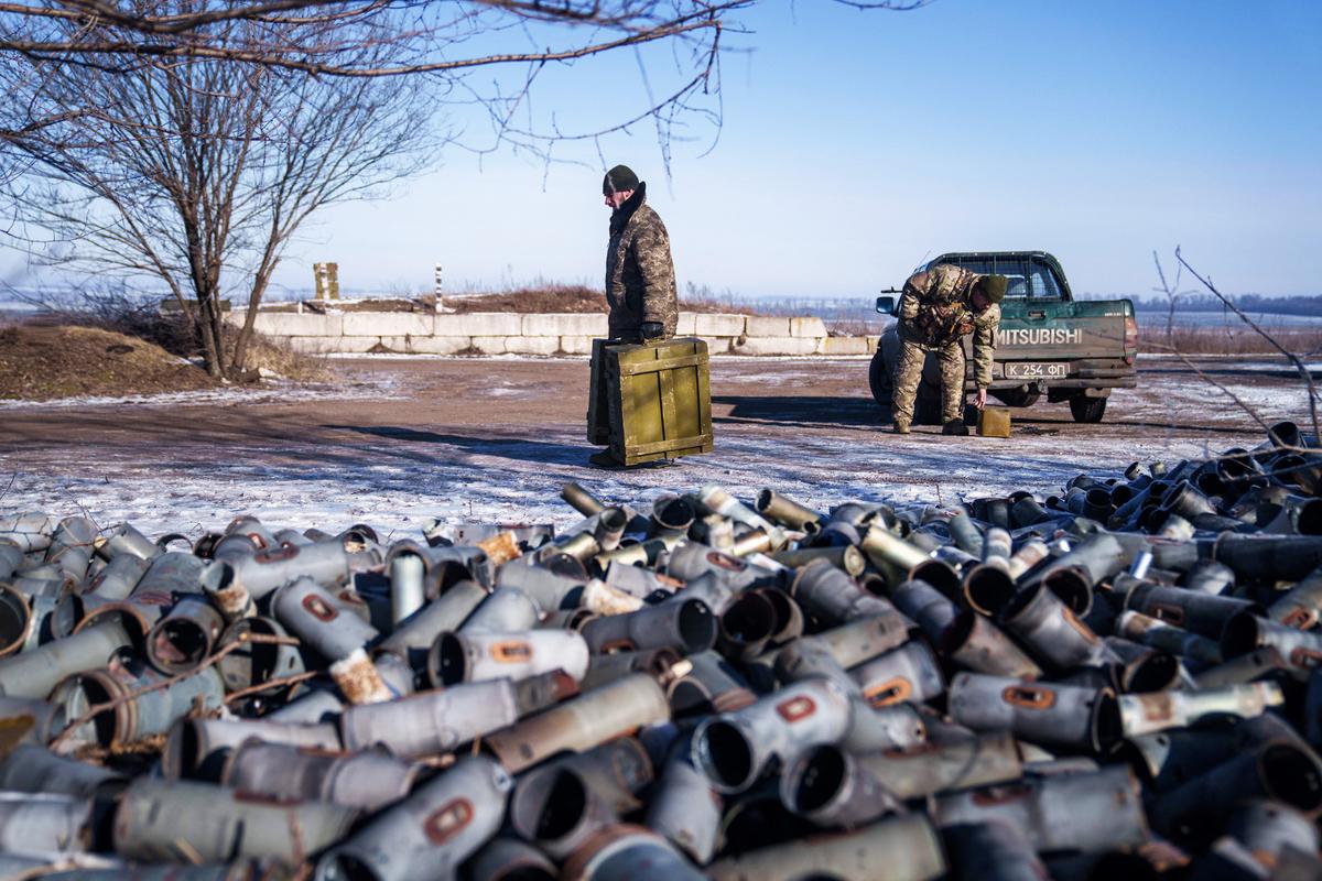 Một thành viên phi hành đoàn trực thăng của Lữ đoàn Hàng không Quân đội Độc lập số 18 xách các hộp đạn ở miền đông Ukraine hôm 09/02/2023. (Ảnh: IHOR TKACHOV/AFP qua Getty Images)