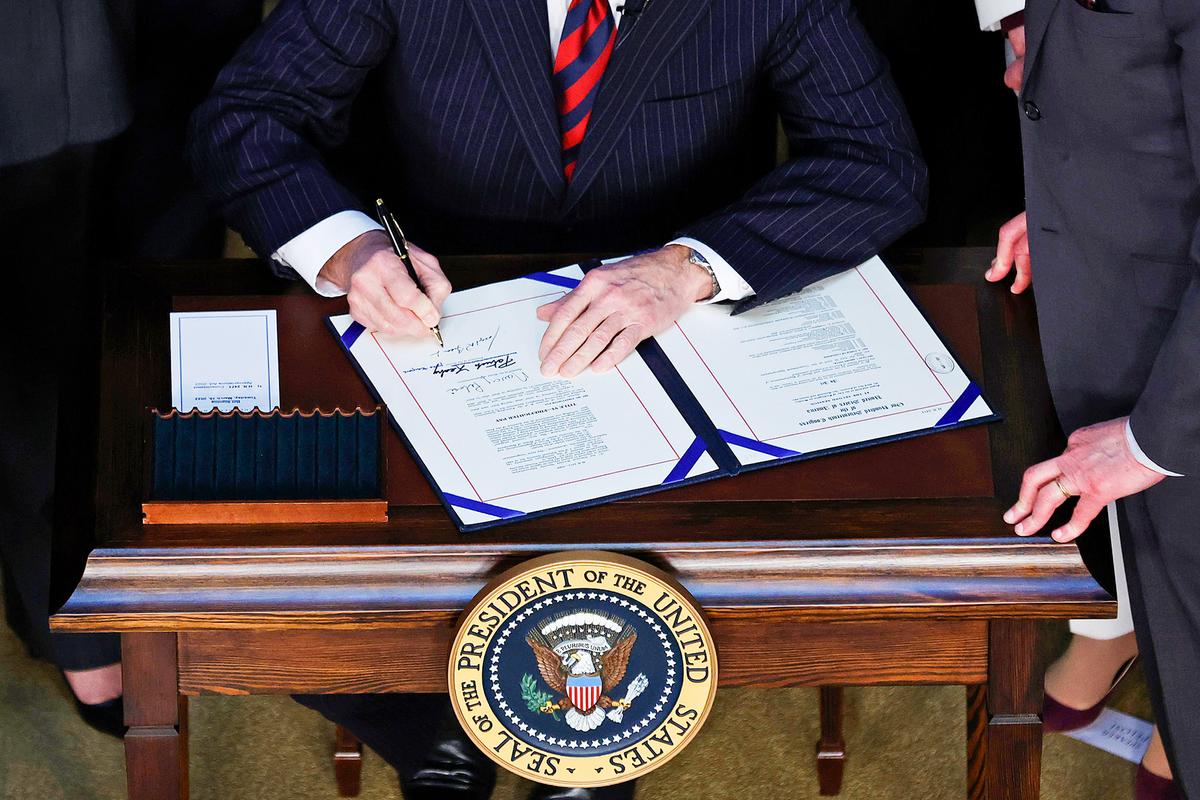 Tổng thống Joe Biden ký “Đạo luật Phân bổ Hợp nhất” trị giá 1.5 ngàn tỷ USD tại Tòa nhà Văn phòng Điều hành Eisenhower ở Hoa Thịnh Đốn hôm 15/03/2022. (Ảnh: Chip Somodevilla/Getty Images)