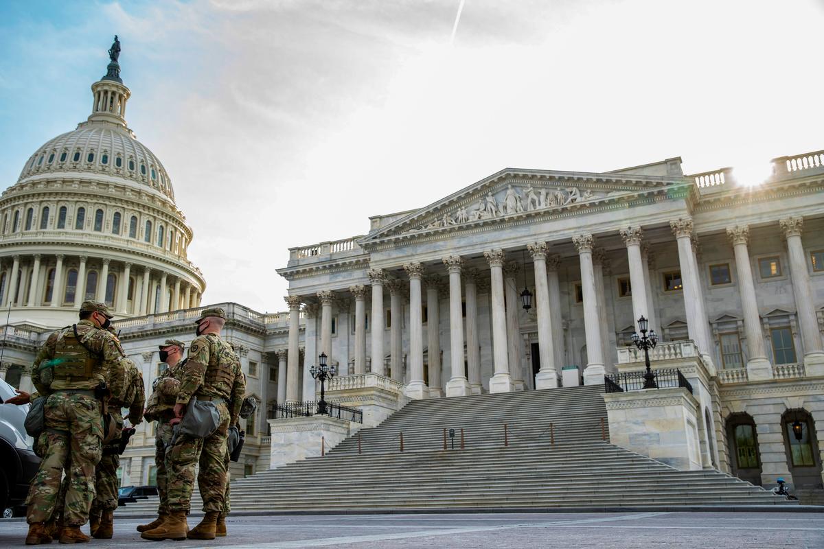 Binh lính tập trung bên ngoài Tòa nhà Quốc hội Hoa Kỳ trước khi Tổng thống Joe Biden đọc bài diễn văn tại phiên họp chung của Quốc hội tại Hạ viện của Tòa nhà Quốc hội Hoa Kỳ ở Hoa Thịnh Đốn vào ngày 28/04/2021. (Ảnh: Tasos Katopodis/Getty Images)