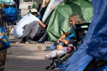 Những người vô gia cư ở Santa Monica, California, hôm 27/11/2023. (Ảnh: John Fredricks/The Epoch Times)