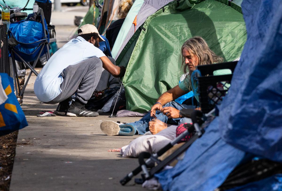 Những người vô gia cư ở Santa Monica, California, hôm 27/11/2023. (Ảnh: John Fredricks/The Epoch Times)