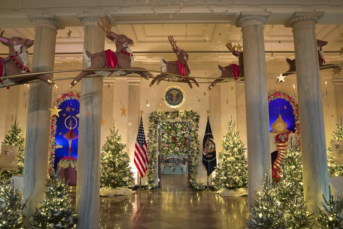 Tòa Bạch Ốc trang trí Giáng Sinh với chủ đề Phép màu, Điều kỳ diệu, và Niềm vui mùa lễ hội tại Hoa Thịnh Đốn hôm 27/11/2023. (Ảnh: Madalina Vasiliu/The Epoch Times)