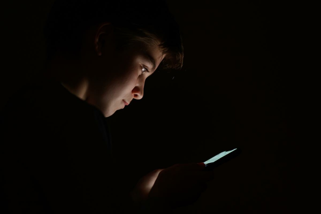 Một thiếu niên đang nhìn vào màn hình điện thoại di động vào ngày 17/01/2023 tại London, Anh. (Ảnh: Leon Neal/Getty)