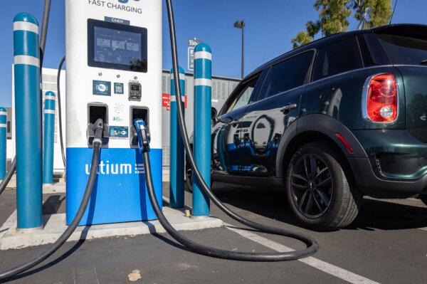 Một trạm sạc xe điện ở Irvine, California, hôm 28/11/2023. (Ảnh: John Fredricks/The Epoch Times)