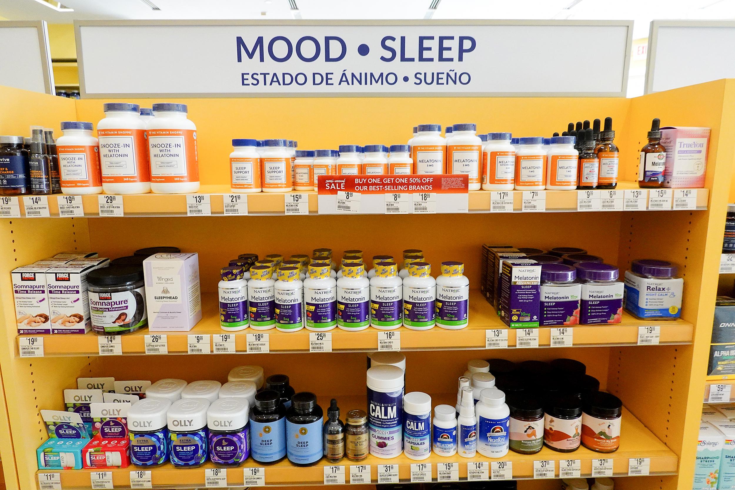 Kẹo dẻo melatonin là một trong số các thực phẩm bổ sung giúp dễ ngủ, được bày bán trong một cửa hàng vào ngày 26/04/2023, ở Miami, tiểu bang Florida. (Ảnh: Joe Raedle/Getty)