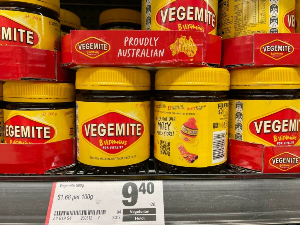 Những lọ Vegemite đang được bán với giá 9.40 AUD tại Woolworths. (Ảnh: Jessie Zhang/The Epoch Times)