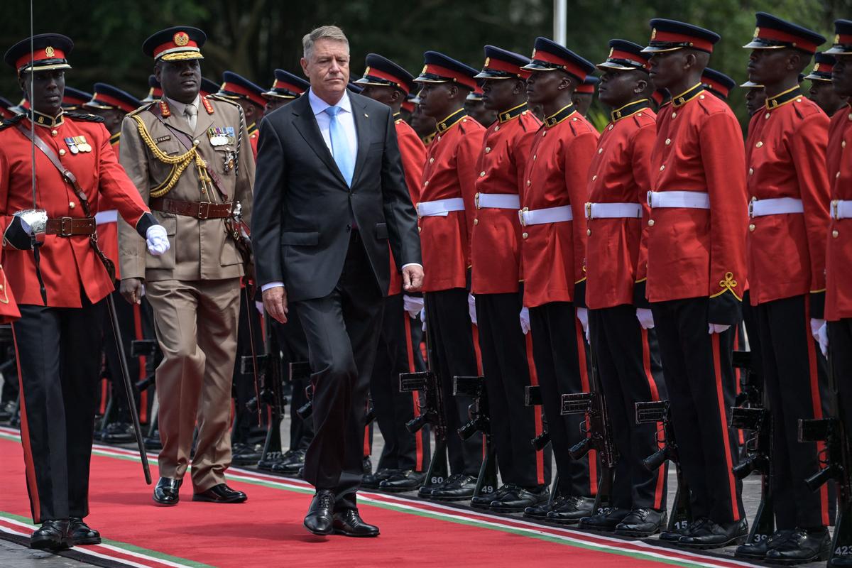 Tổng thống Romania Klaus Werner Iohannis (giữa) duyệt đội danh dự khi ông đến dự nghi lễ chào đón tại Dinh Tổng thống ở Nairobi, Kenya hôm 14/11/2023. (Ảnh: Simon Maina/AFP qua Getty Images)
