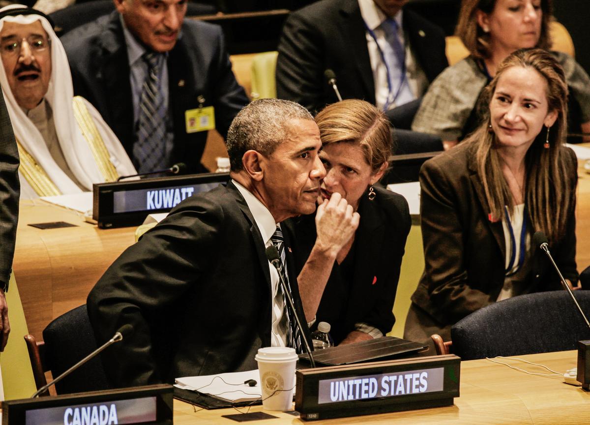 Tổng thống Barack Obama (trái) nói chuyện với Đại sứ Hoa Kỳ tại Liên Hiệp Quốc bà Samantha Power tại hội nghị thượng đỉnh trong Đại hội đồng Liên Hiệp Quốc tại trụ sở Liên Hiệp Quốc ở New York vào ngày 20/09/2016. (Ảnh: Peter Foley-Pool/Getty Images)