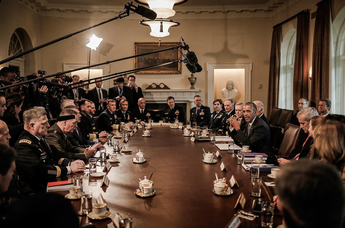 Tổng thống Barack Obama và Phó Tổng thống Joe Biden gặp gỡ các tư lệnh và thành viên của Hội đồng Tham mưu trưởng Liên quân tại Tòa Bạch Ốc ở Hoa Thịnh Đốn vào ngày 04/01/2017. (Ảnh: Win McNamee/Getty Images)