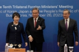 (Từ trái sang phải) Ngoại trưởng Nhật Bản Yoko Kamikawa, Ngoại trưởng Nam Hàn Park Jin, và Ngoại trưởng Trung Quốc Vương Nghị đến tham dự cuộc gặp ngoại trưởng ba bên lần thứ 10 tại Busan hôm 26/11/2023. (Ảnh: Ahn Young-Joon/POOL/AFP qua Getty Images)