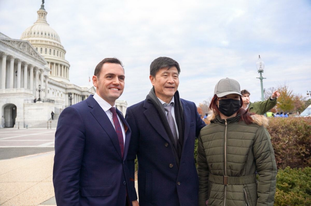 Dân biểu Mike Gallagher (Cộng Hòa-Wisconsin) (trái), chủ tịch Ủy ban Đặc biệt về Đảng Cộng sản Trung Quốc (ĐCSTQ) của Hạ viện, ông Chu Phong Tỏa (giữa), giám đốc điều hành tổ chức Nhân quyền ở Trung Quốc, và cô Lesley, một nhà hoạt động ủng hộ dân chủ đến từ Boston, bên ngoài Tòa nhà Quốc hội Hoa Kỳ hôm 29/11/2023. (Ảnh: Terri Wu/The Epoch Times)