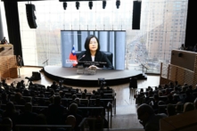 Một cuộc phỏng vấn giữa ông Andrew Ross Sorkin và Tổng thống Đài Loan Thái Anh Văn được chiếu trên màn hình trong Hội nghị thượng đỉnh DealBook của The New York Times năm 2023 tại Khu hòa nhạc Jazz at Lincoln Center ở thành phố New York, hôm 29/11/2023. (Ảnh: Slaven Vlasic/Getty Images cho The New York Times)