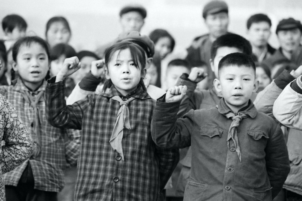 Đội viên Đội Thiếu niên Tiền phong của ĐCSTQ giơ nắm đấm khi tuyên thệ trong một buổi lễ ở Bắc Kinh vào những năm 1970. (Ảnh: AFP)