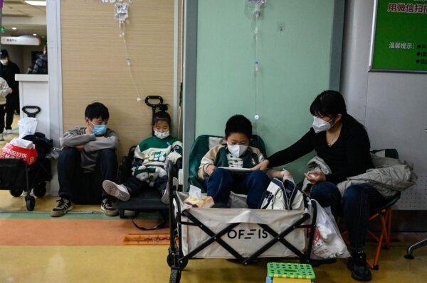 Trẻ em được truyền dịch tại một bệnh viện nhi ở Bắc Kinh vào ngày 23/11/ 2023. (Ảnh: Jade Gao/AFP qua Getty Images)