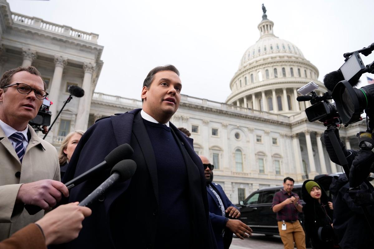 Các ký giả vây quanh Dân biểu George Santos (Cộng Hòa-New York) khi ông rời Tòa nhà Quốc hội Hoa Kỳ sau khi các đồng sự trong Quốc hội của ông bỏ phiếu trục xuất ông khỏi Hạ viện hôm 01/12/2023 tại Hoa Thịnh Đốn. (Ảnh: Drew Angerer/Getty Images)