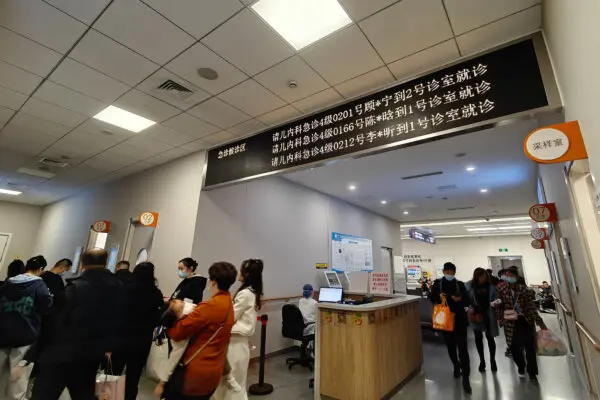 Cha mẹ đưa con đến khám bác sĩ tại khoa cấp cứu nhi của một bệnh viện ở Thượng Hải, hôm 23/11/2023. (Ảnh: CFOTO/Nhà xuất bản Tương lai qua Getty Images)