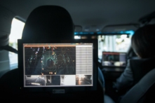 Dữ liệu từ LiDAR, radar, camera, và thiết bị GPS bên trong một chiếc xe hơi được trang bị hệ thống tự động PolySync được phát triển nhằm tạo ra và khai triển các phương tiện không người lái được trưng bày trong triển lãm thương mại xe hơi kéo dài bốn ngày AutoMobility LA tại Trung tâm Hội nghị Los Angeles ở Los Angeles, California, hôm 17/11/2016. (Ảnh: David McNew/Getty Images)