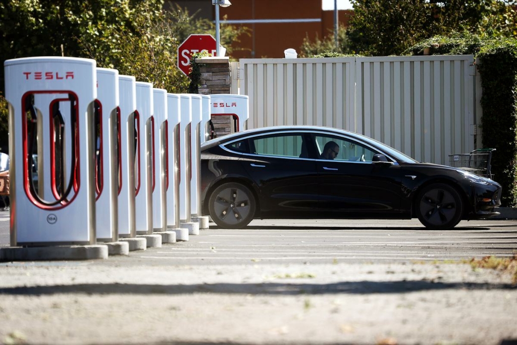 Một chiếc Tesla đậu tại một trạm sạc Tesla Supercharger ở Petaluma, California, hôm 23/09/2020. Thống đốc California Gavin Newsom đã ký sắc lệnh cấm bán các động cơ đốt trong tại tiểu bang này sau năm 2035. (Ảnh: Justin Sullivan/Getty Images)