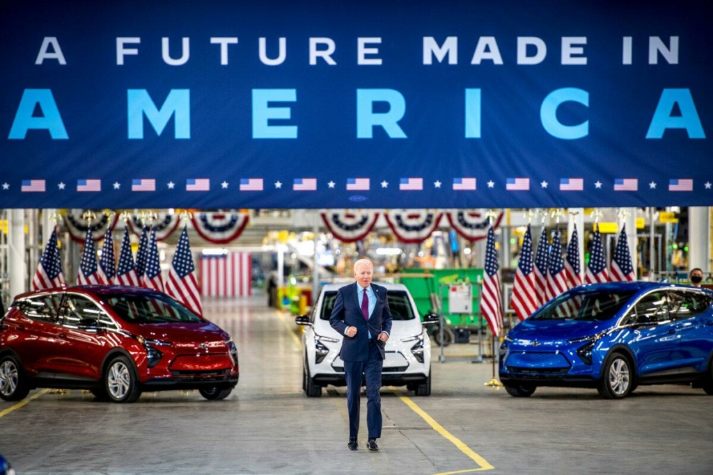 Tổng thống Joe Biden đến nhà máy lắp ráp xe điện ZERO của General Motors Factory ở Detroit, Michigan, hôm 17/11/2021. (Ảnh: Nic Antaya/Getty Images)