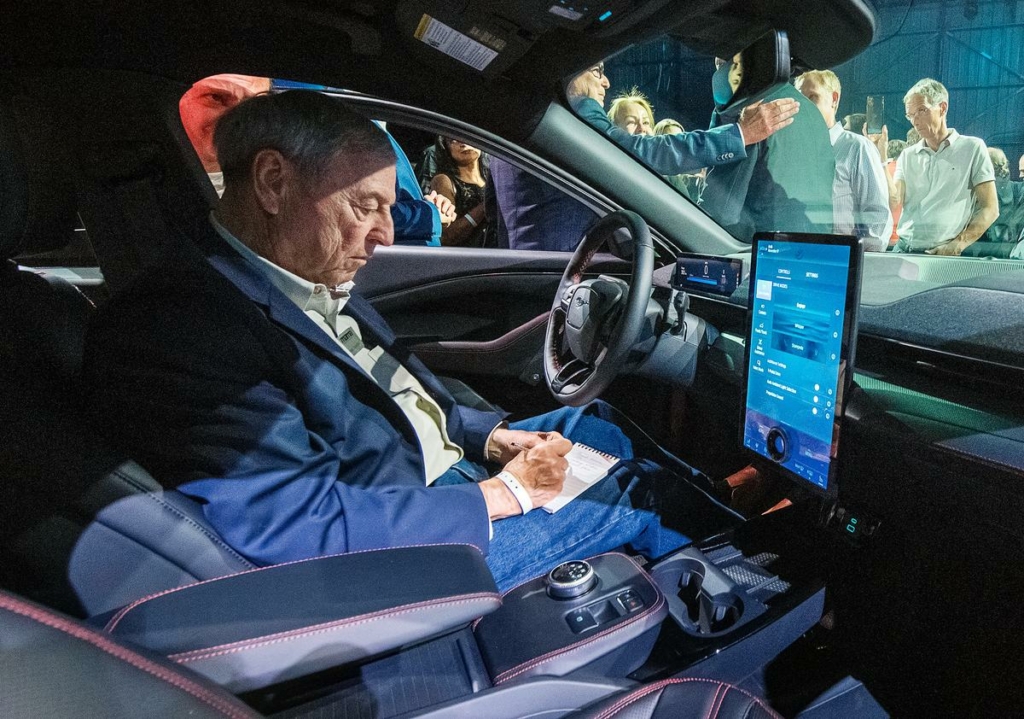 Nội thất của chiếc xe chạy hoàn toàn bằng điện dành cho thị trường đại chúng đầu tiên của Ford, Mustang Mach-E, tại một buổi lễ ở Hawthorne, California, hôm 17/11/2019. (Ảnh: Mark Ralston/AFP qua Getty Images)