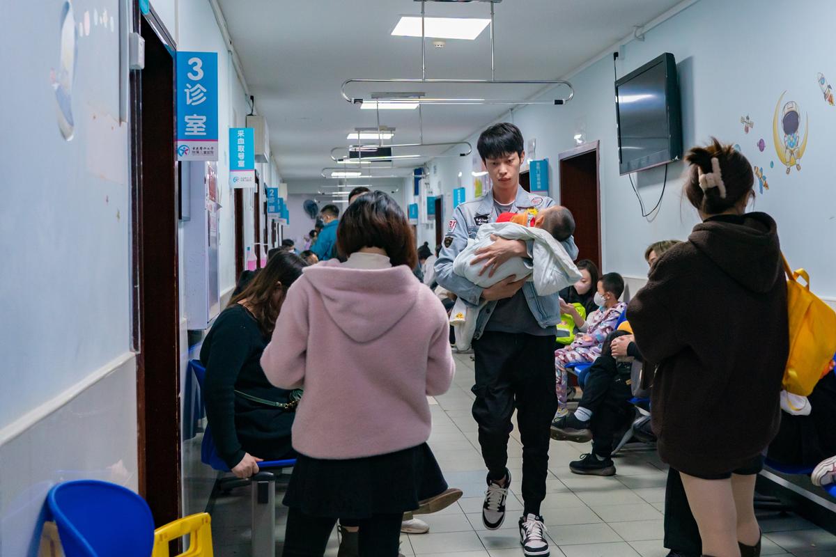 Cha mẹ có con nhiễm bệnh hô hấp xếp hàng tại bệnh viện nhi ở Trùng Khánh, Trung Quốc, hôm 23/11/2023. (Ảnh: Cfoto/Future Publishing qua Getty Images)