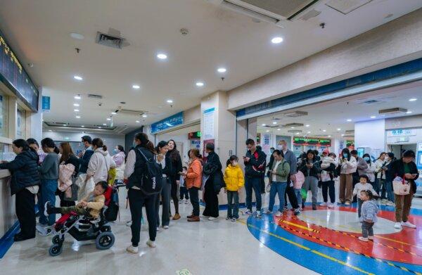 Các bậc cha mẹ có con bị bệnh hô hấp xếp hàng tại bệnh viện nhi ở Trùng Khánh, Trung Quốc, vào ngày 23/11/2023. (Ảnh: CFOTO/Future Publishing qua Getty Images)