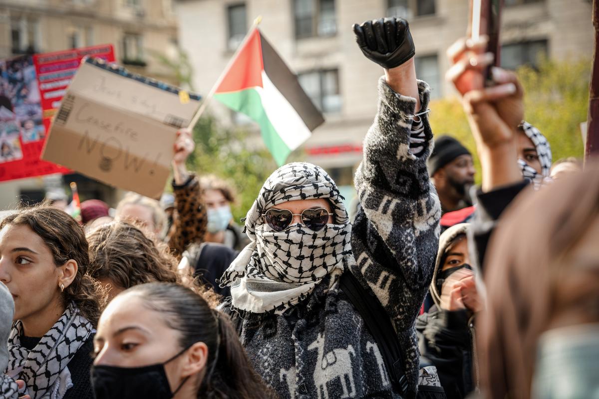 Sinh viên tham gia một cuộc biểu tình ngoài trời ủng hộ Palestine tại khuôn viên Đại học Columbia ở thành phố New York, hôm 15/11/2023. Trường đại học này đã đình chỉ hai tổ chức sinh viên, Sinh viên vì Công lý ở Palestine và Tiếng nói của người Do Thái vì Hòa bình, vì vi phạm các chính sách của trường. (Ảnh: Spencer Platt/Getty Images)
