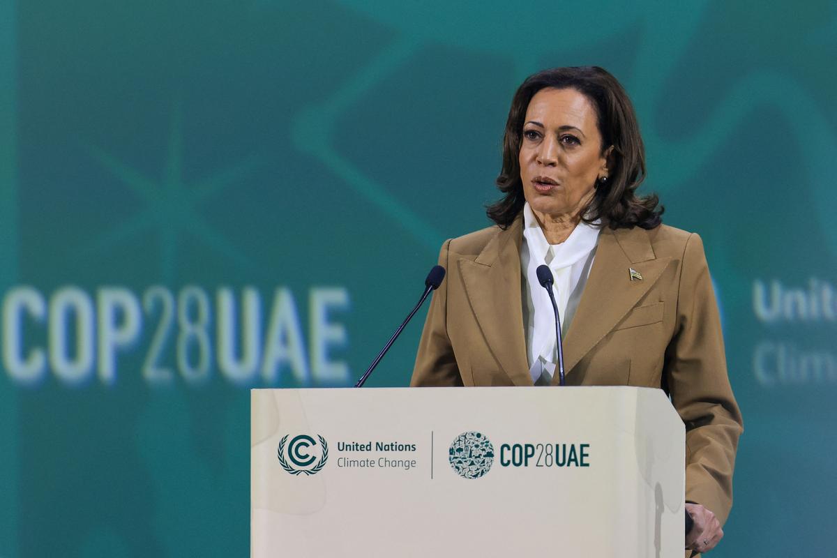 Phó Tổng thống Hoa Kỳ Kamala Harris diễn thuyết tại hội nghị thượng đỉnh về khí hậu của Liên Hiệp Quốc COP28 ở Dubai hôm 02/12/2023. (Ảnh: Karim Sahib/AFP qua Getty Images)