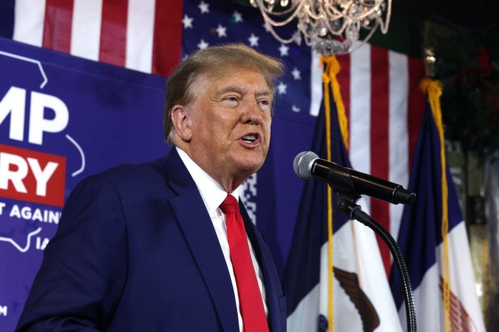 Cựu Tổng thống Donald Trump, ứng cử viên tổng thống của Đảng Cộng Hòa, trình bày tại một sự kiện vận động tranh cử cam kết với nhóm họp bầu tại quán bar Whiskey River ở Ankeny, Iowa, hôm 02/12/2023. (Ảnh: Scott Olson/Getty Images)