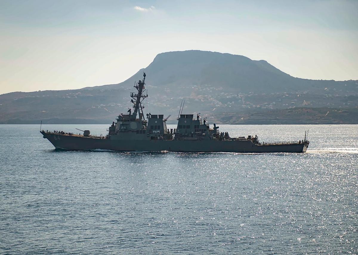 Tàu khu trục mang phi đạn hành trình USS Carney ở Vịnh Souda, Hy Lạp, trong một bức ảnh tư liệu. (Ảnh: Hạ Sĩ quan Hải quân Cấp 3 Bill Dodge/Hải quân Hoa Kỳ qua AP)