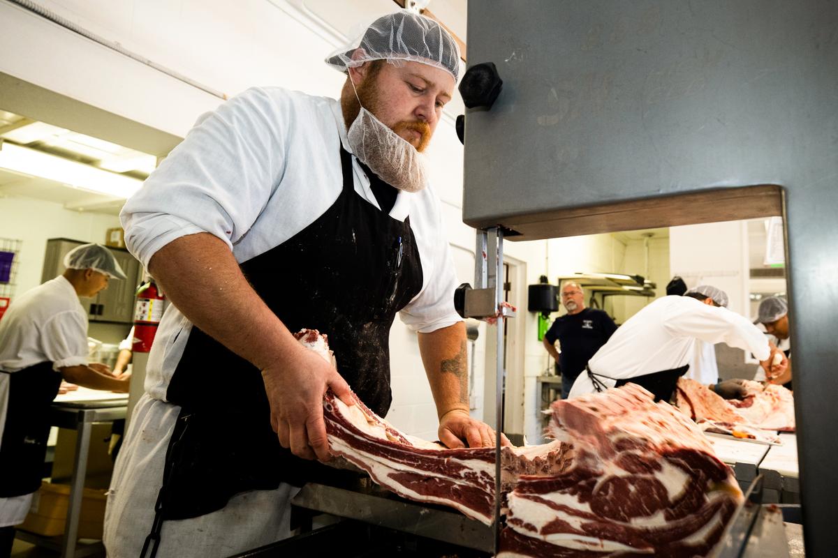 Những người bán thịt tại Old Fashion Country Butcher chế biến thịt để đáp ứng nhu cầu ngày càng gia tăng do tình trạng thiếu hụt liên quan đến đại dịch COVID-19, ở Santa Paula, California, vào ngày 21/05/2020. Sự trợ giúp lớn hơn cho các hoạt động sản xuất thịt nhỏ hơn đã tăng lên sau khi các nhà máy lớn bị gián đoạn hoạt động. (Ảnh: Brent Stirton/Getty Images)